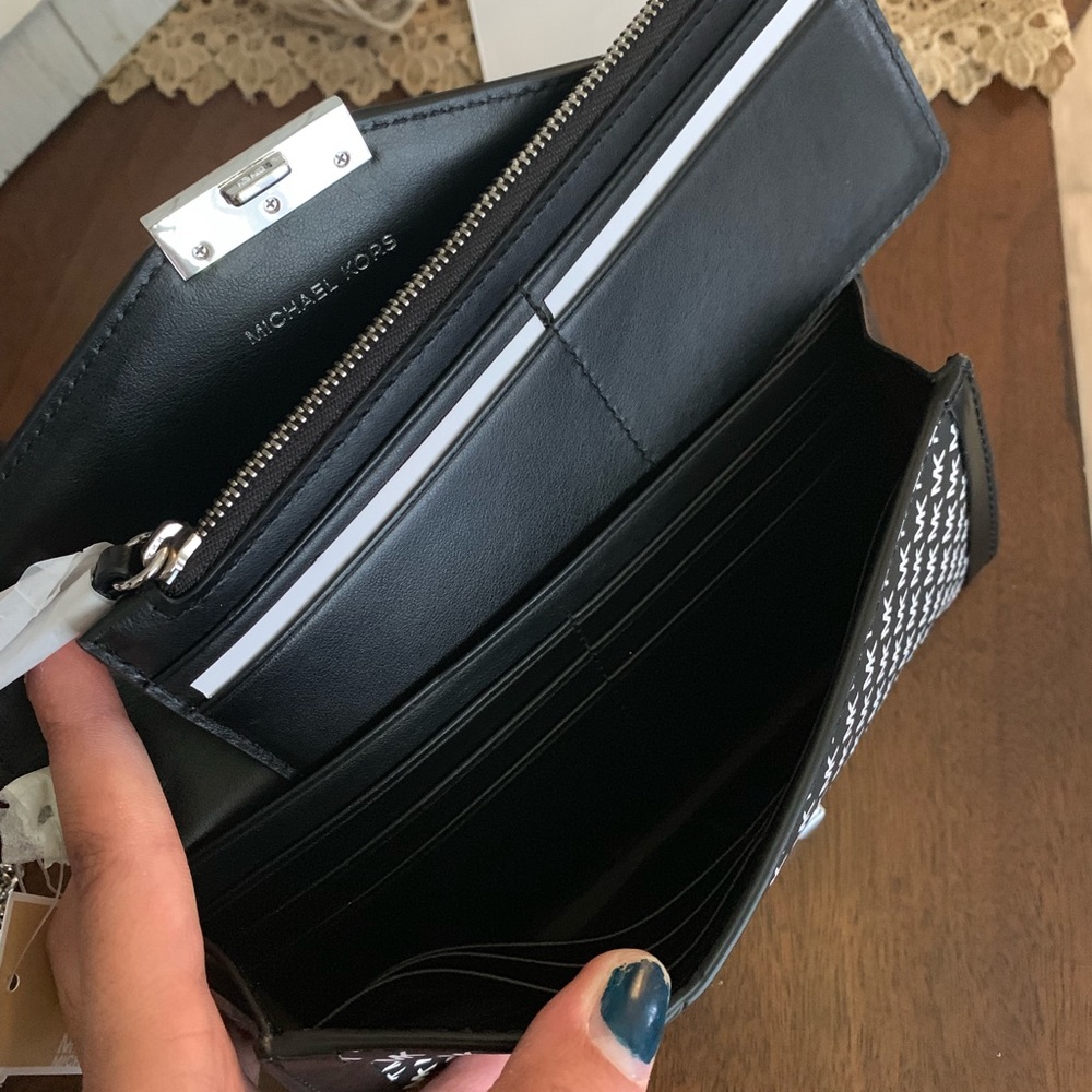 New MK set 🥰 - Picture 5 of 8